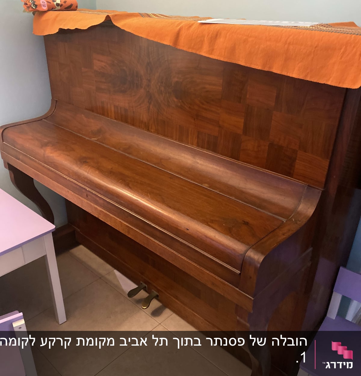 פסנתר עץ עם כיסוי בד כתום